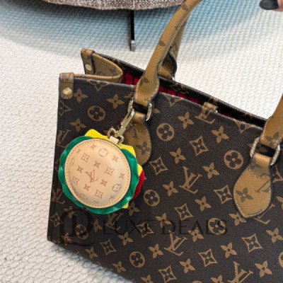 LOUIS VUITTON LV BURGER BAG CHARM M02218