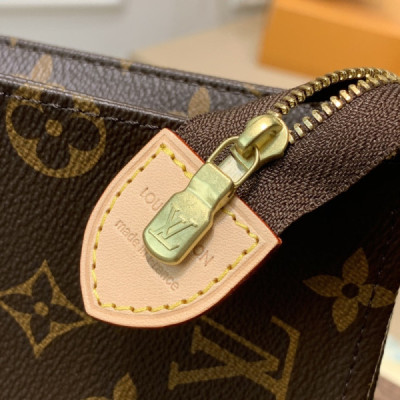 Louis Vuitton Toiletry Pouch 26-26*20*5CM