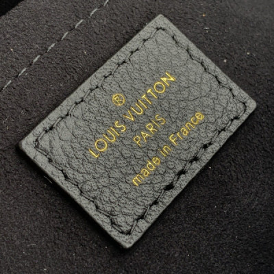 Louis Vuitton Lockme Tender Handbags PM- M58554-19*13*8CM