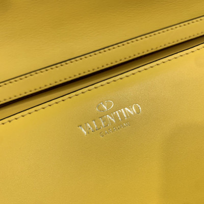 Valentino Garavani Locò Shoulder Bbag In Calfskin With Metallic VLogo-27*13*6CM