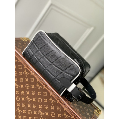 Louis Vuitton Cloakroom Dopp Kit Pouch-15 x 24 x 15CM